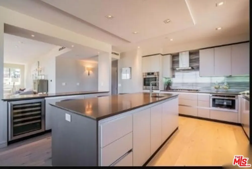 2391 Roscomare #403 Los Angeles, CA 90077