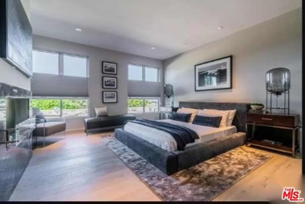 2391 Roscomare #403 Los Angeles, CA 90077