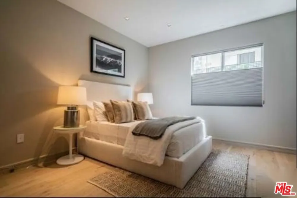 2391 Roscomare #403 Los Angeles, CA 90077