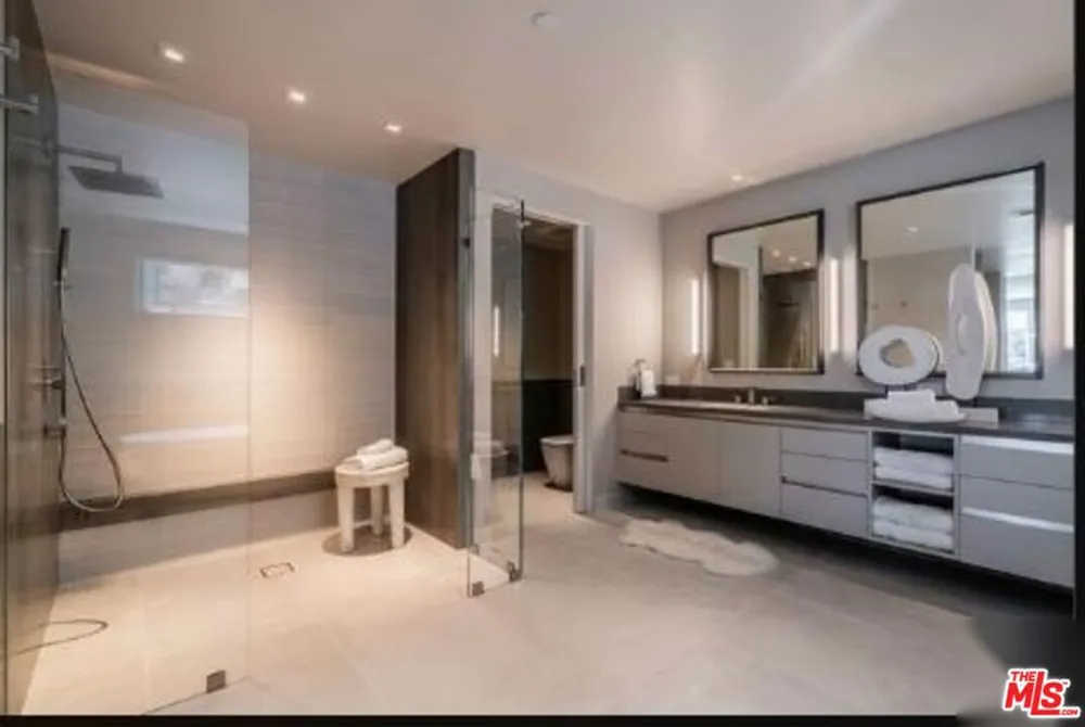 2391 Roscomare #403 Los Angeles, CA 90077