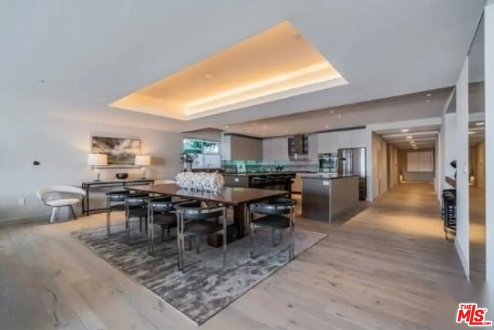 2391 Roscomare #403 Los Angeles, CA 90077
