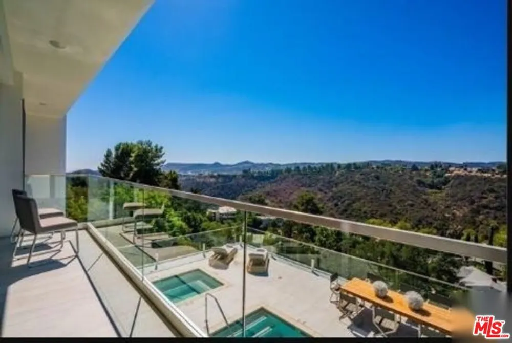 2391 Roscomare #403 Los Angeles, CA 90077