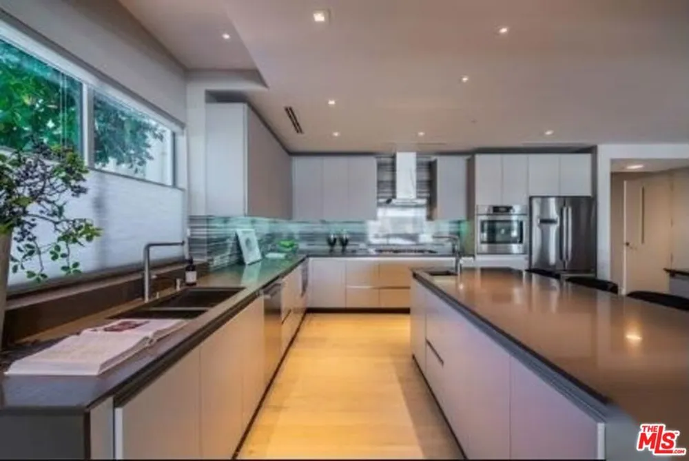 2391 Roscomare #403 Los Angeles, CA 90077