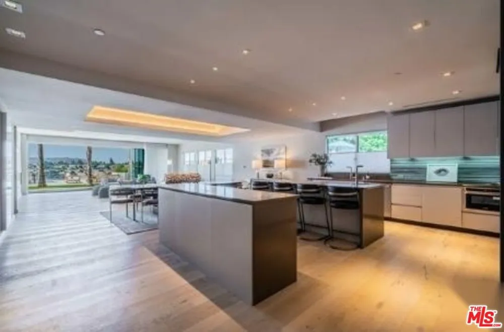 2391 Roscomare #403 Los Angeles, CA 90077