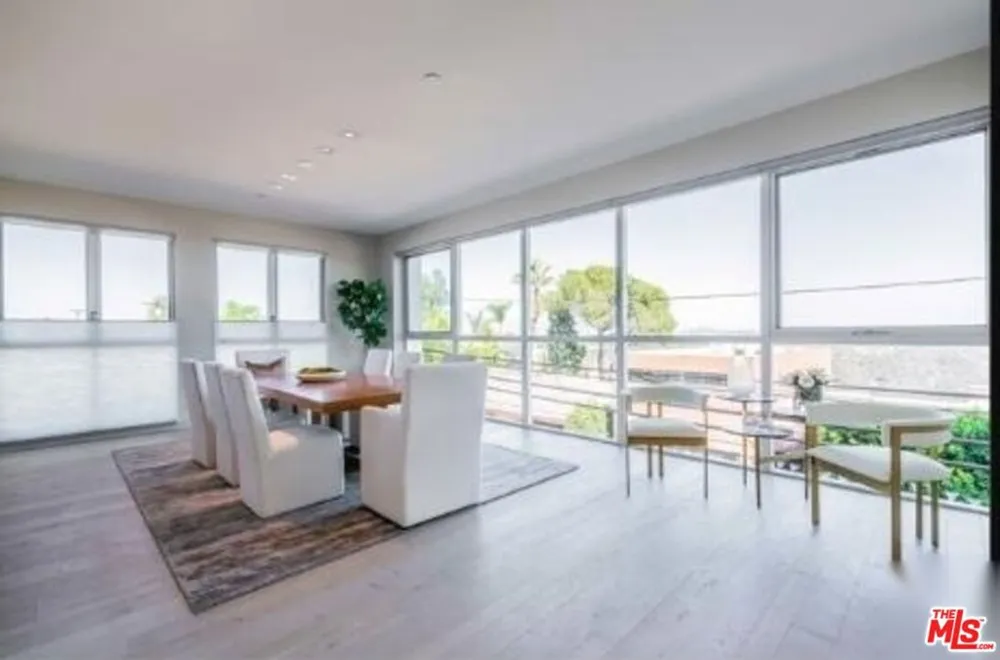 2391 Roscomare #403 Los Angeles, CA 90077