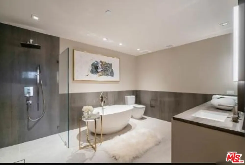 2391 Roscomare #403 Los Angeles, CA 90077