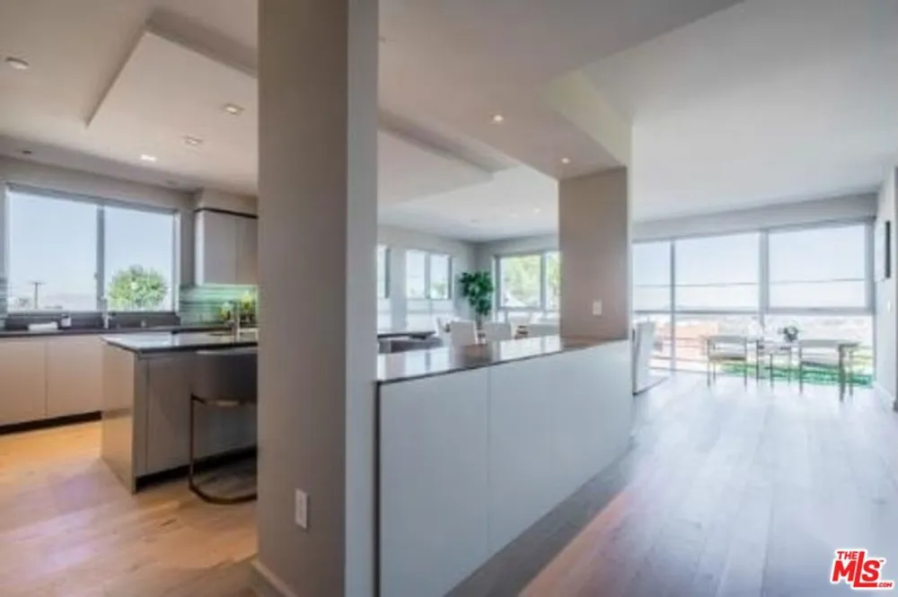 2391 Roscomare #403 Los Angeles, CA 90077