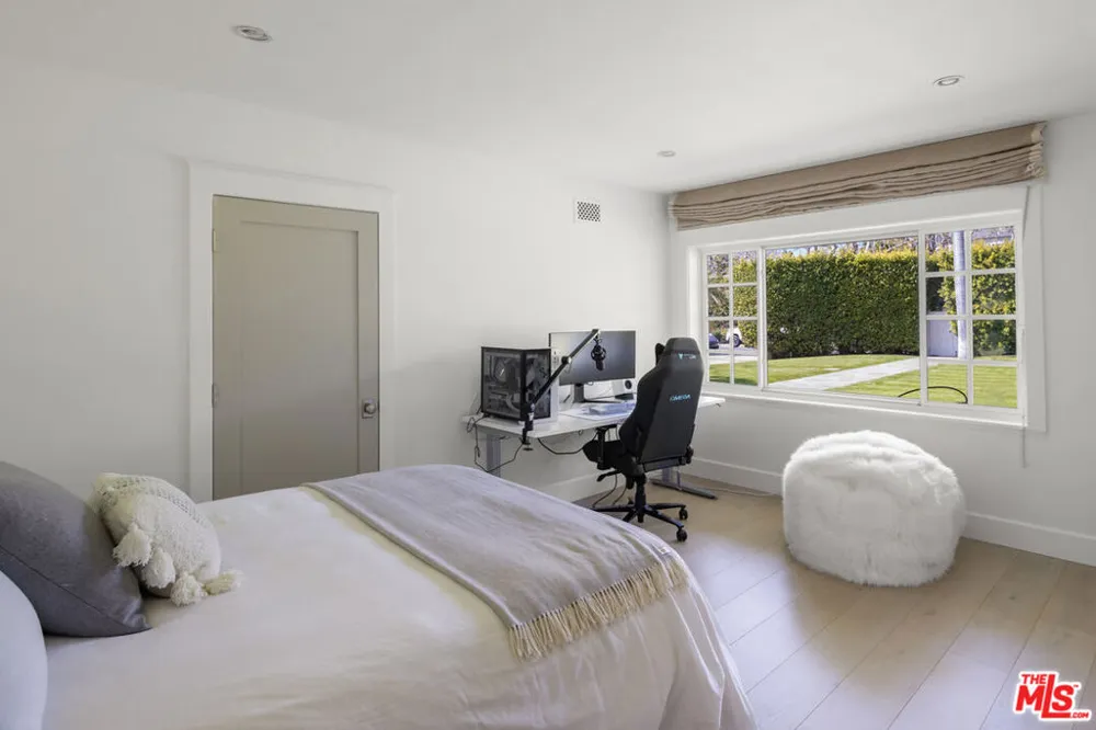 1132 Napoli Drive Los Angeles, CA 90272