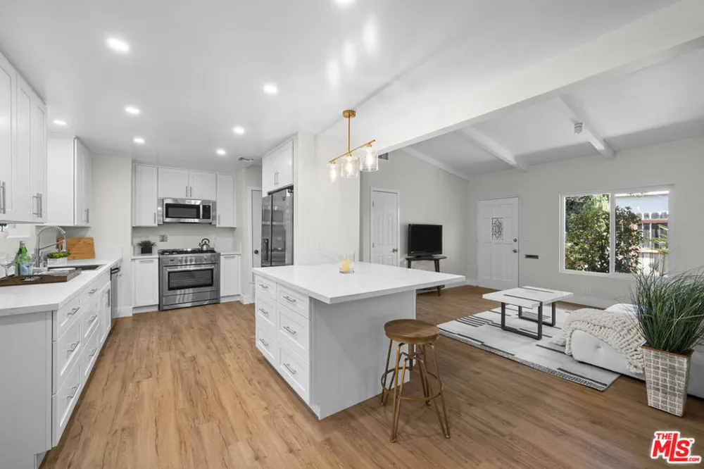 7528 Newcastle Avenue Reseda, CA 91335