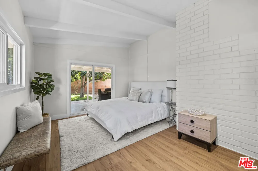 7528 Newcastle Avenue Reseda, CA 91335