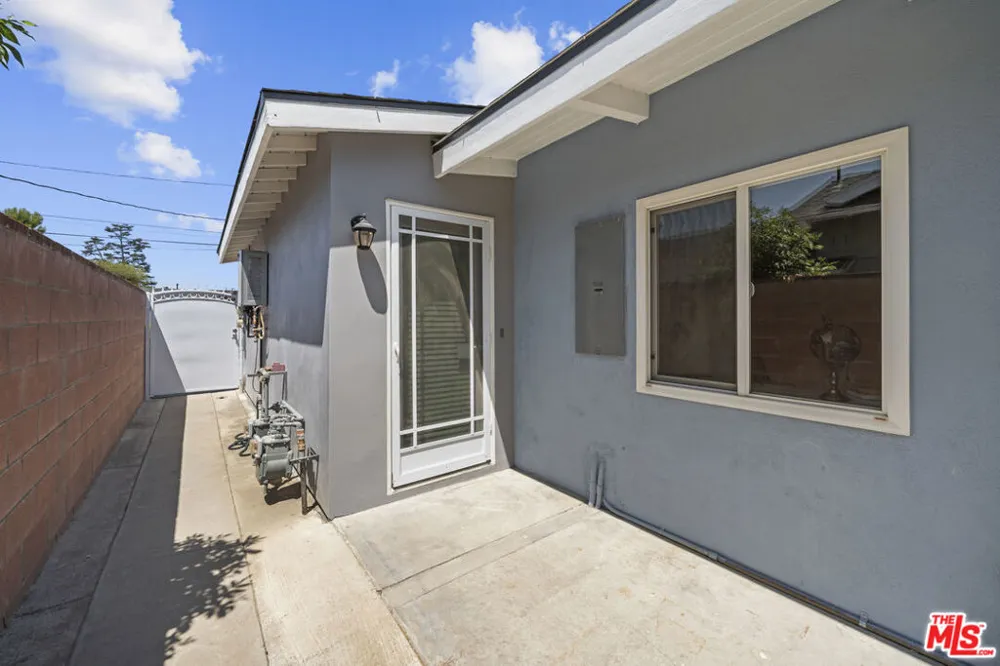 7528 Newcastle Avenue Reseda, CA 91335