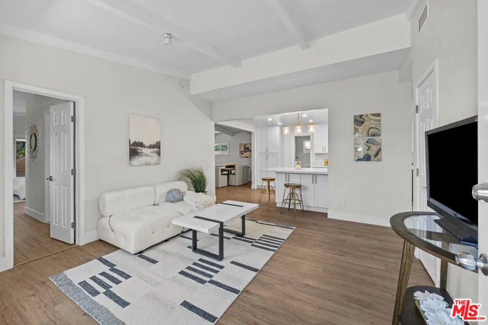 7528 Newcastle Avenue Reseda, CA 91335