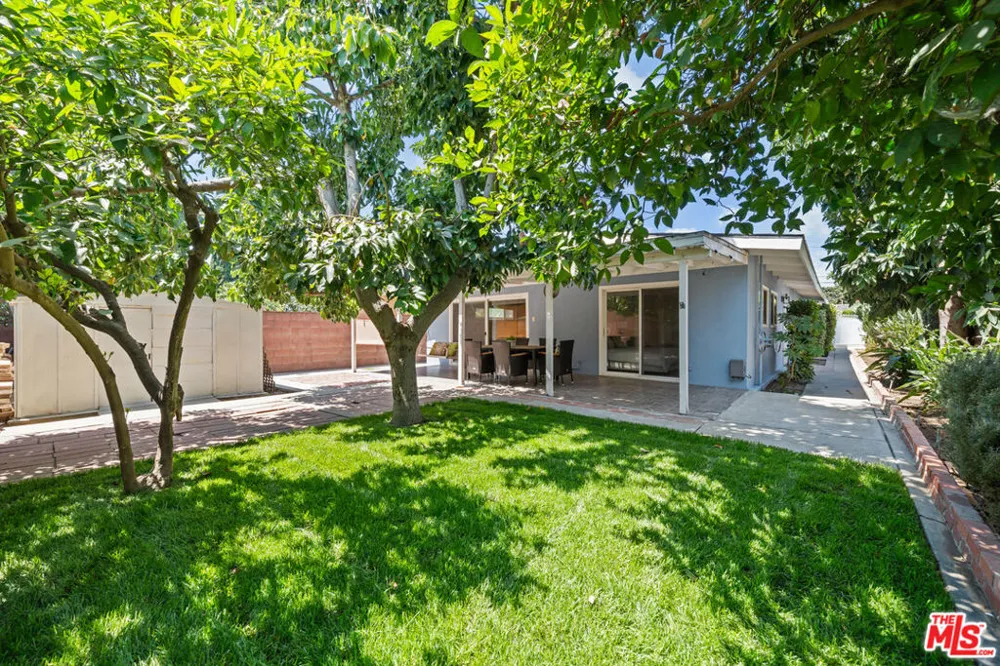 7528 Newcastle Avenue Reseda, CA 91335
