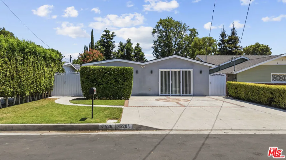 7528 Newcastle Avenue Reseda, CA 91335