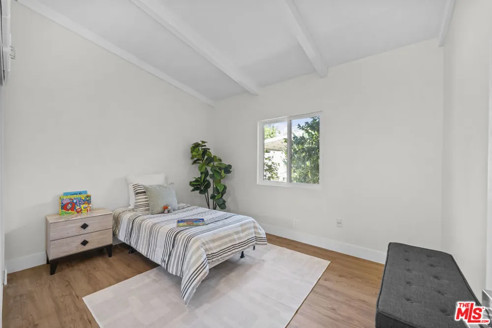 7528 Newcastle Avenue Reseda, CA 91335