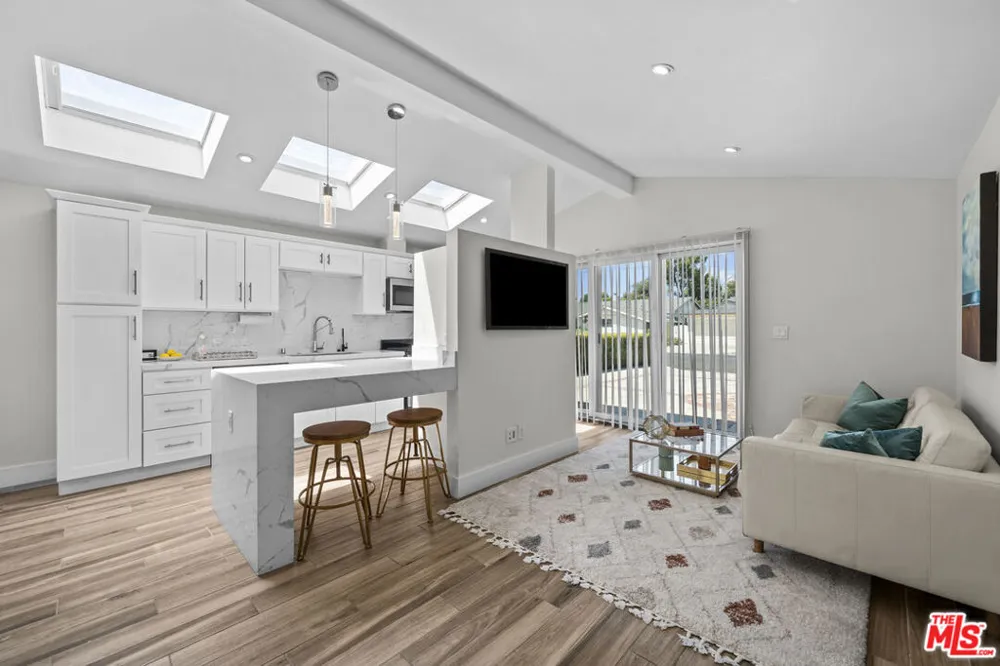 7528 Newcastle Avenue Reseda, CA 91335