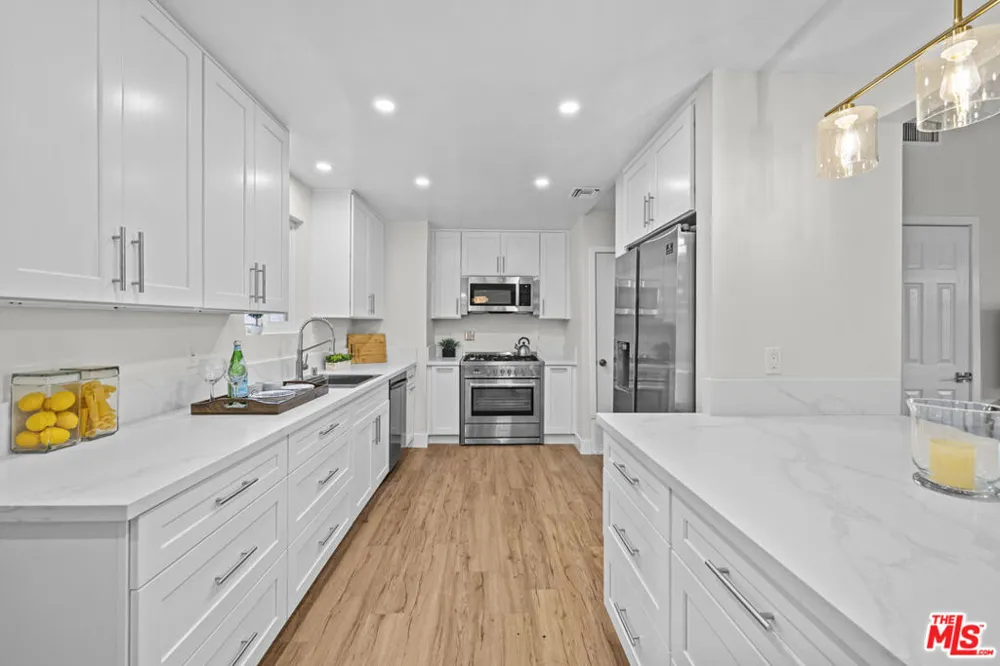 7528 Newcastle Avenue Reseda, CA 91335