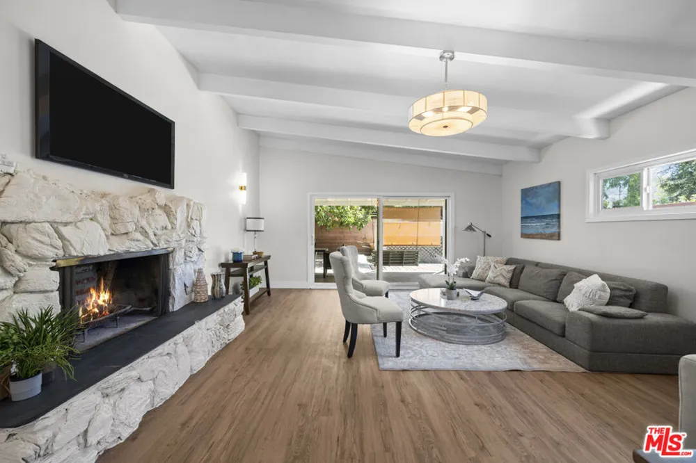 7528 Newcastle Avenue Reseda, CA 91335