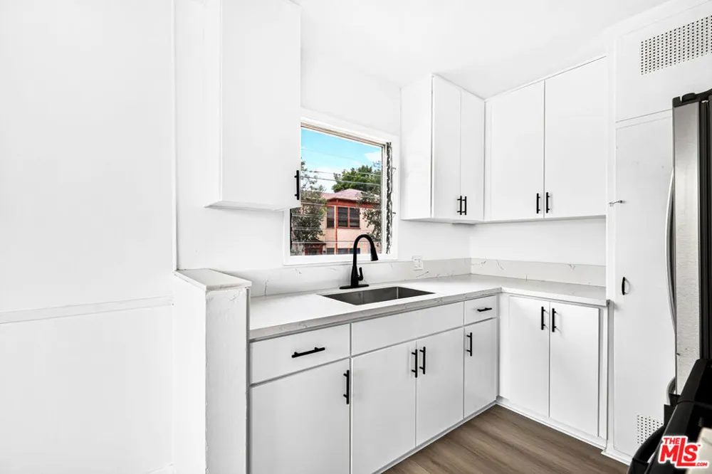 4777 San Vicente Boulevard #8 Los Angeles, CA 90019
