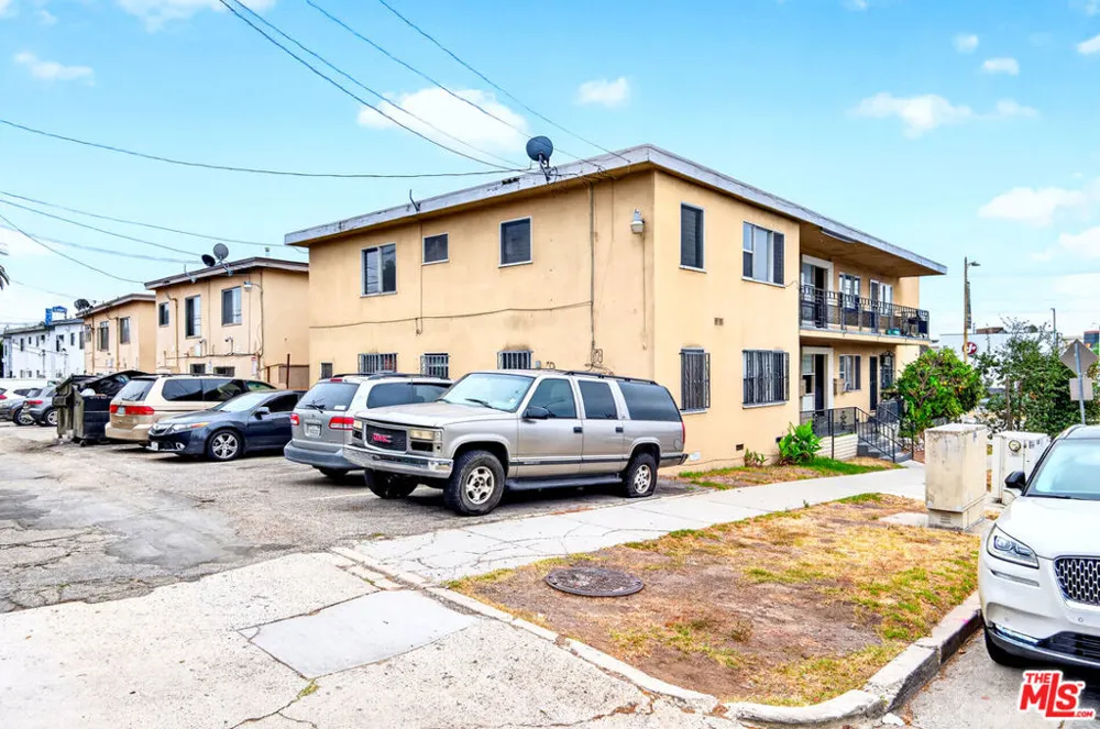 4777 San Vicente Boulevard #8 Los Angeles, CA 90019