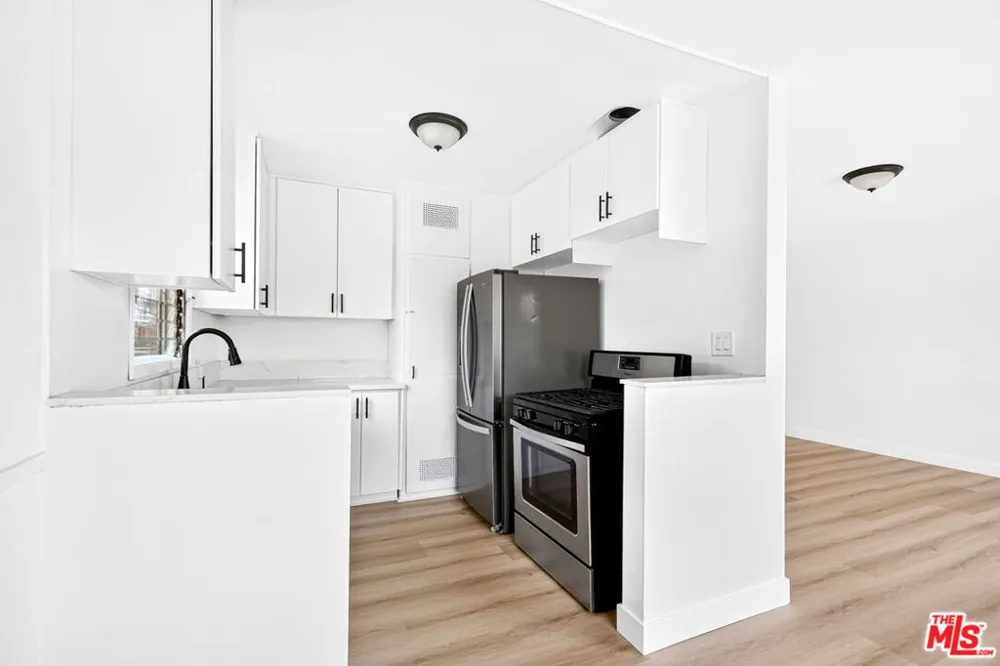 4777 San Vicente Boulevard #8 Los Angeles, CA 90019