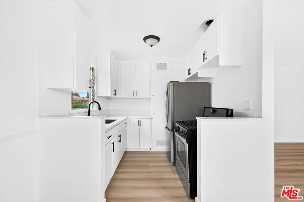 4777 San Vicente Boulevard #8 Los Angeles, CA 90019