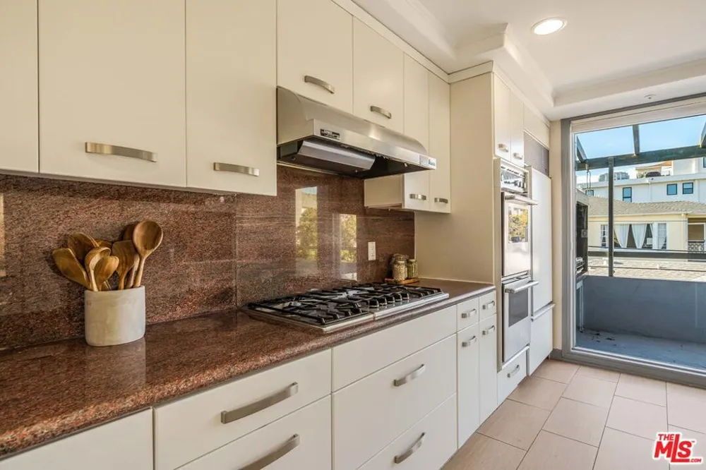 1645 Malcolm Avenue #302 Los Angeles, CA 90024