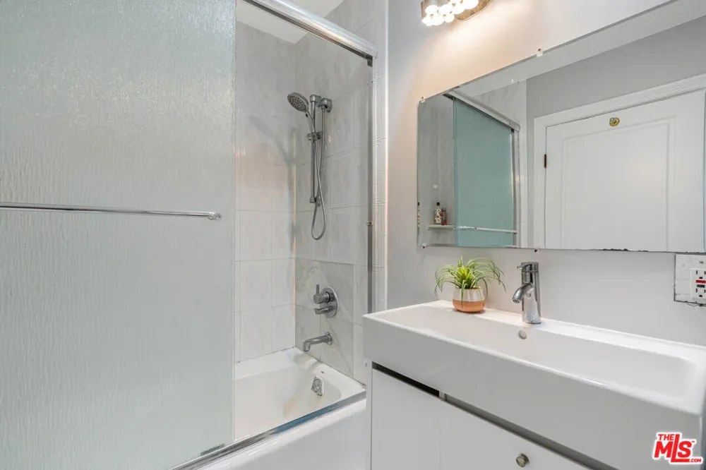 1645 Malcolm Avenue #302 Los Angeles, CA 90024