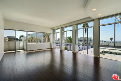 7135 Hollywood Boulevard #402
