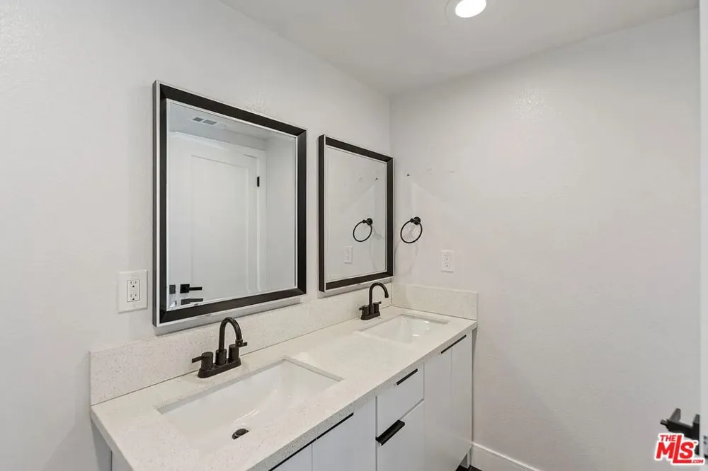 1724 Menlo Avenue #B Los Angeles, CA 90006