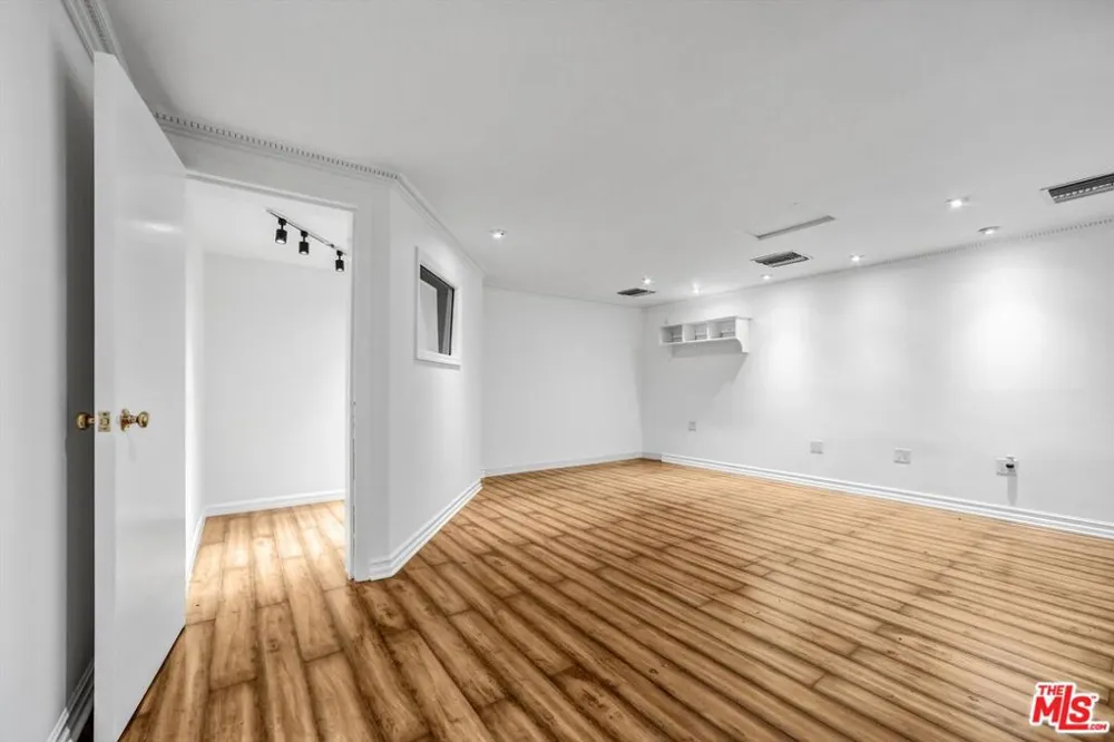 6254 Ben Avenue Los Angeles, CA 91606