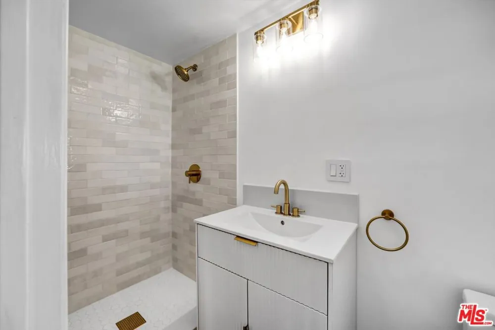 6254 Ben Avenue Los Angeles, CA 91606