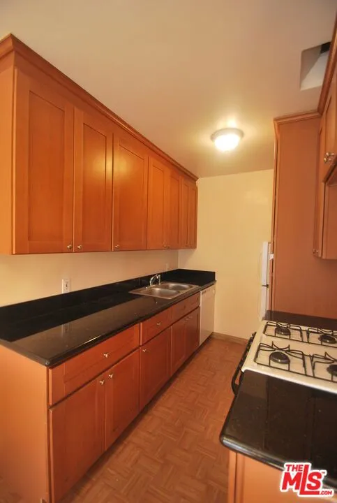325 PALM DRIVE #E Beverly Hills, CA 90210