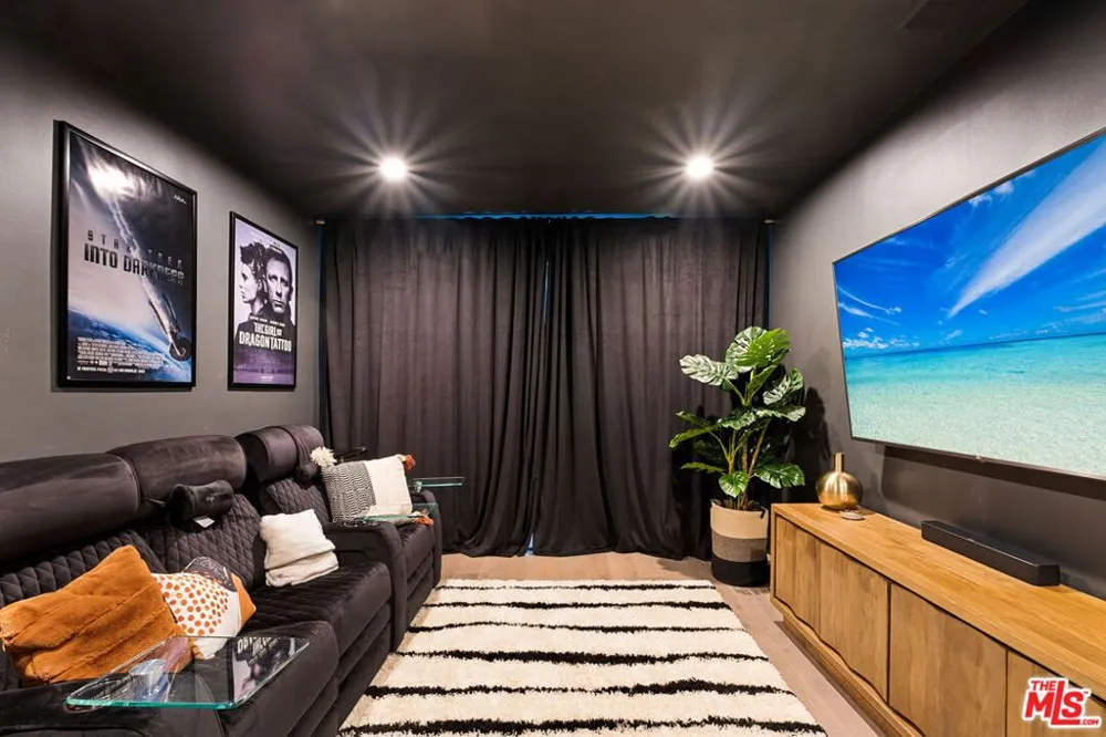 5325 Collingwood Circle Calabasas, CA 91302