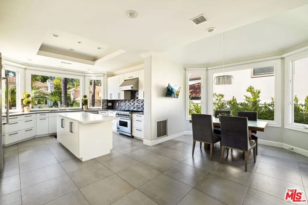 5325 Collingwood Circle Calabasas, CA 91302