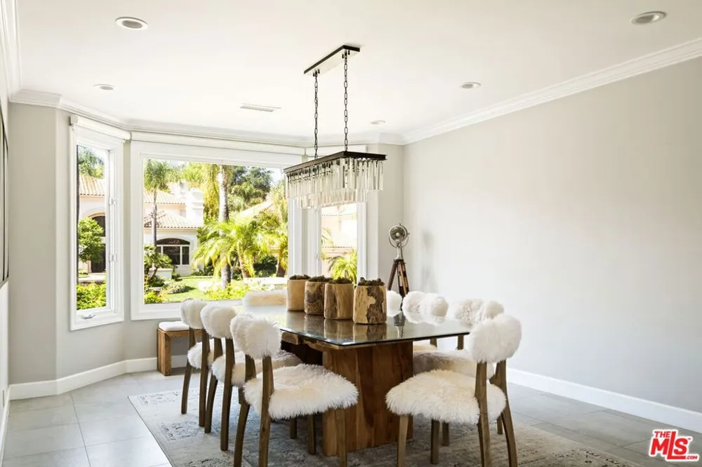 5325 Collingwood Circle Calabasas, CA 91302
