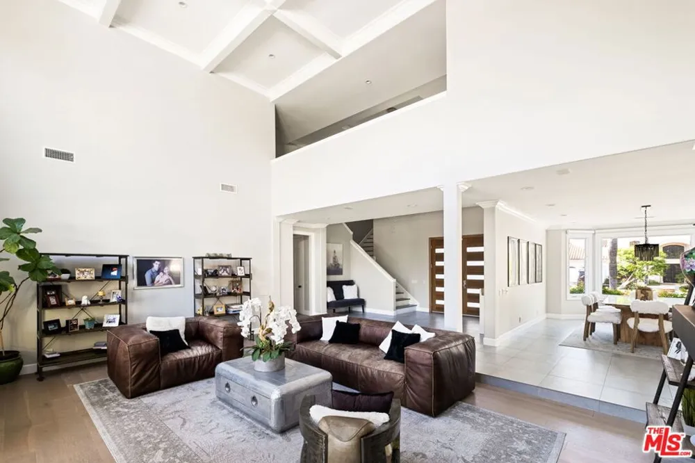 5325 Collingwood Circle Calabasas, CA 91302