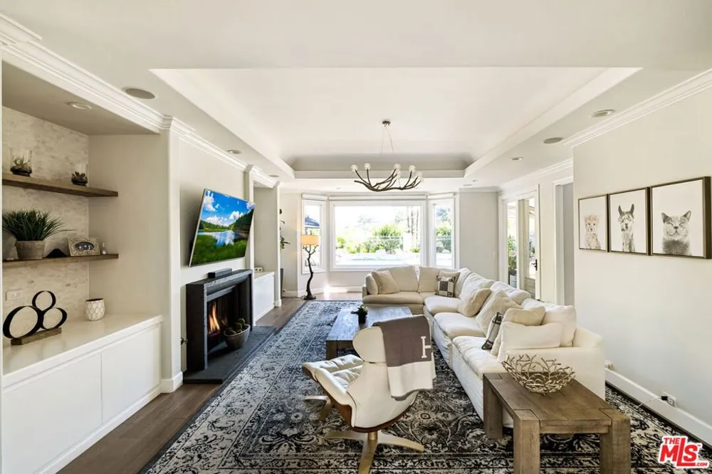 5325 Collingwood Circle Calabasas, CA 91302