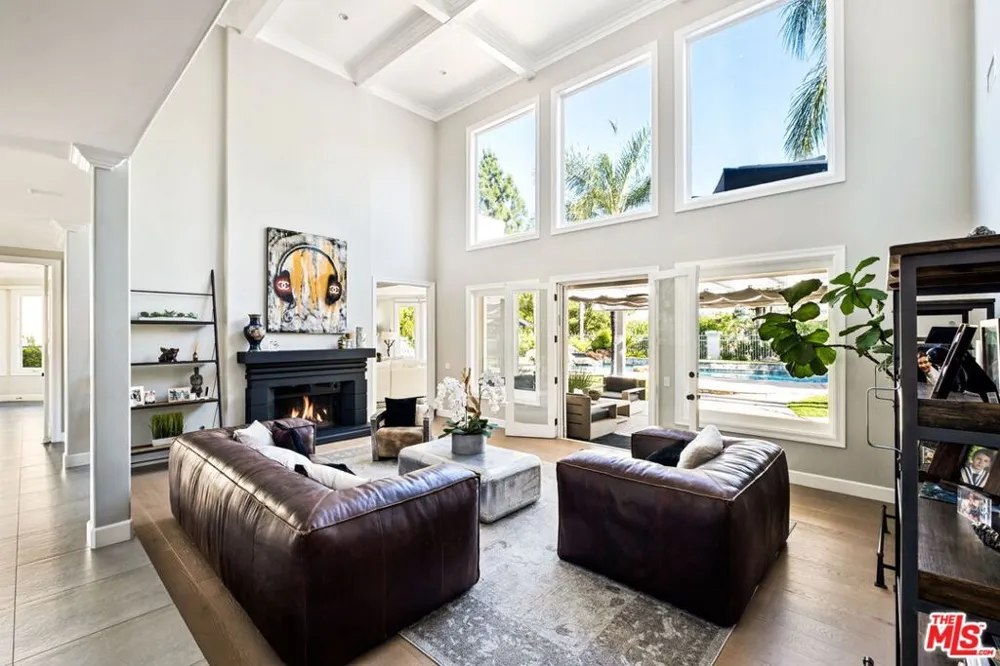 5325 Collingwood Circle Calabasas, CA 91302
