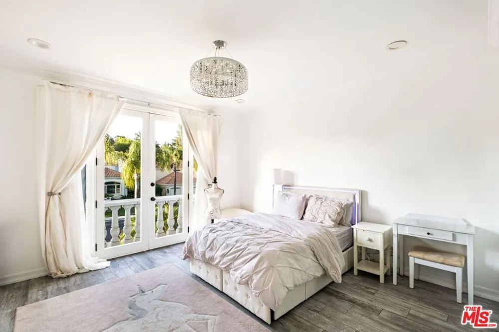 5325 Collingwood Circle Calabasas, CA 91302