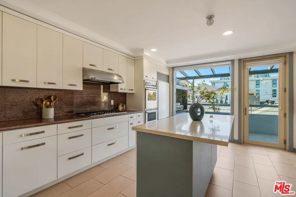 1645 Malcolm Avenue #302 Los Angeles, CA 90024