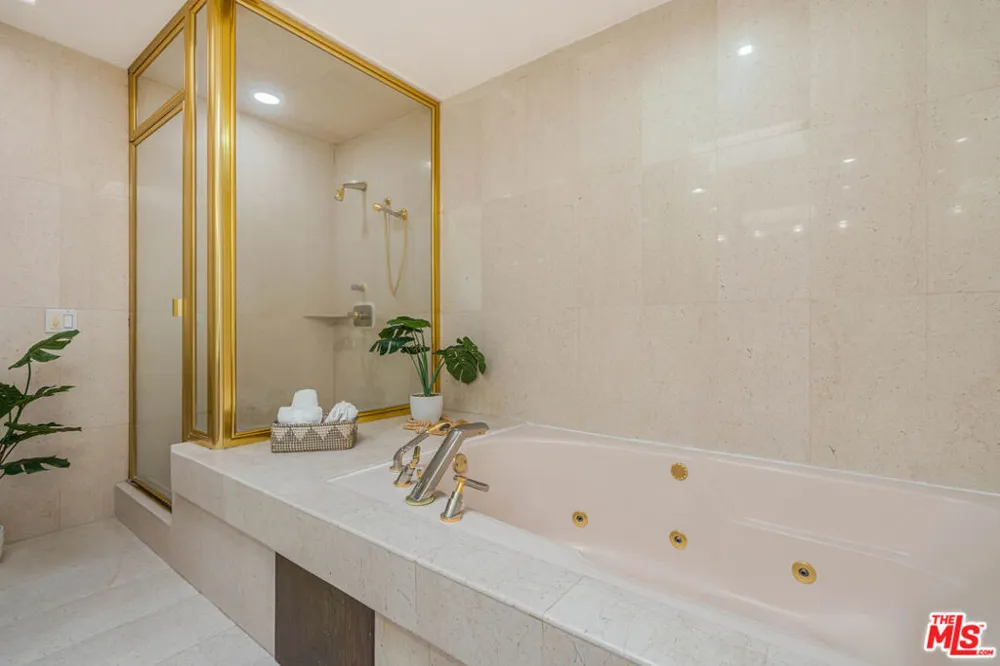 1645 Malcolm Avenue #302 Los Angeles, CA 90024