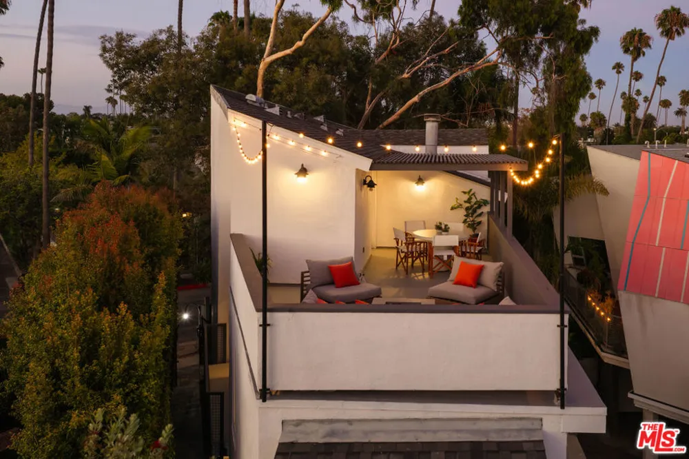 2027 Oakwood Avenue Los Angeles, CA 90291