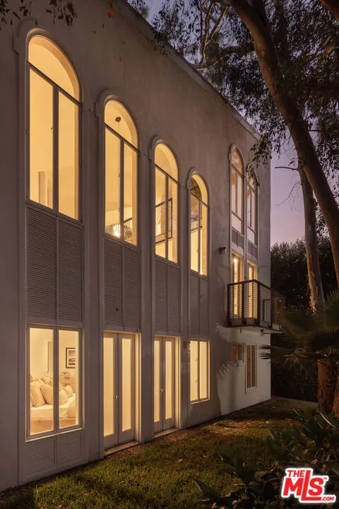 2027 Oakwood Avenue Los Angeles, CA 90291