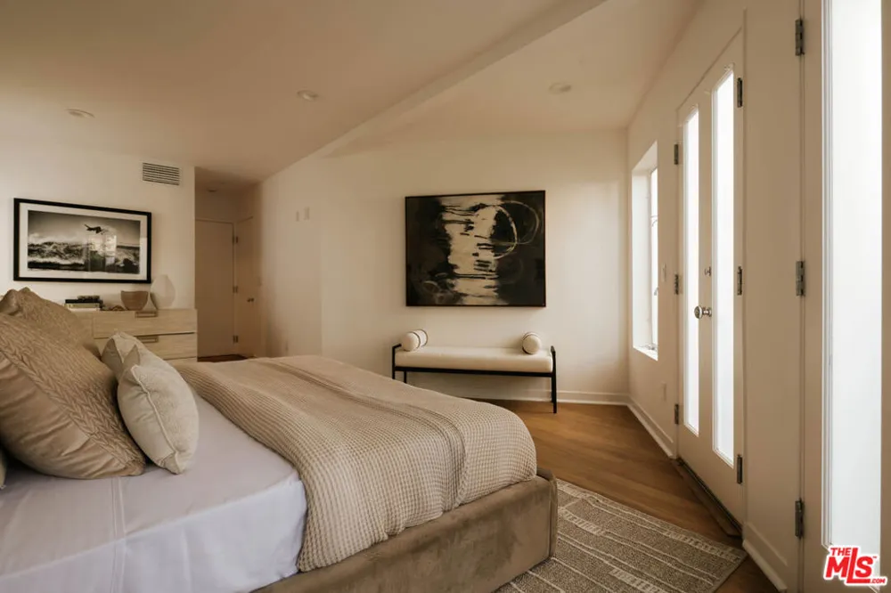 2027 Oakwood Avenue Los Angeles, CA 90291