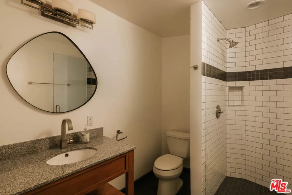2027 Oakwood Avenue Los Angeles, CA 90291
