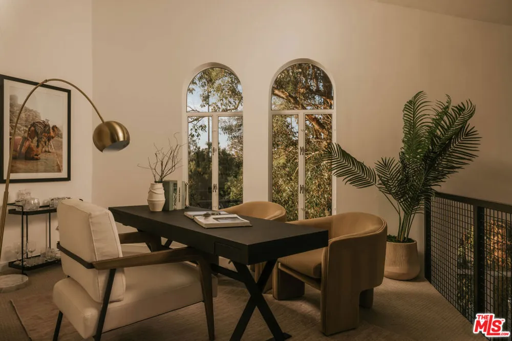 2027 Oakwood Avenue Los Angeles, CA 90291