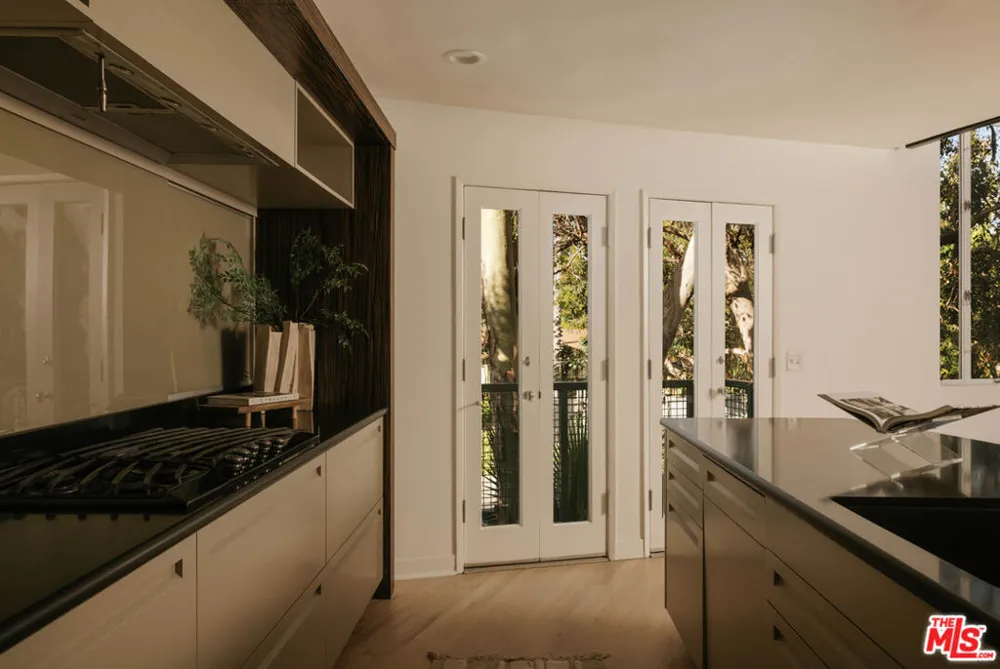 2027 Oakwood Avenue Los Angeles, CA 90291