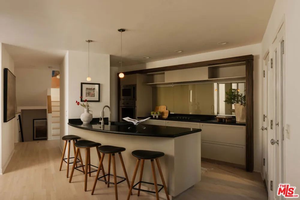2027 Oakwood Avenue Los Angeles, CA 90291