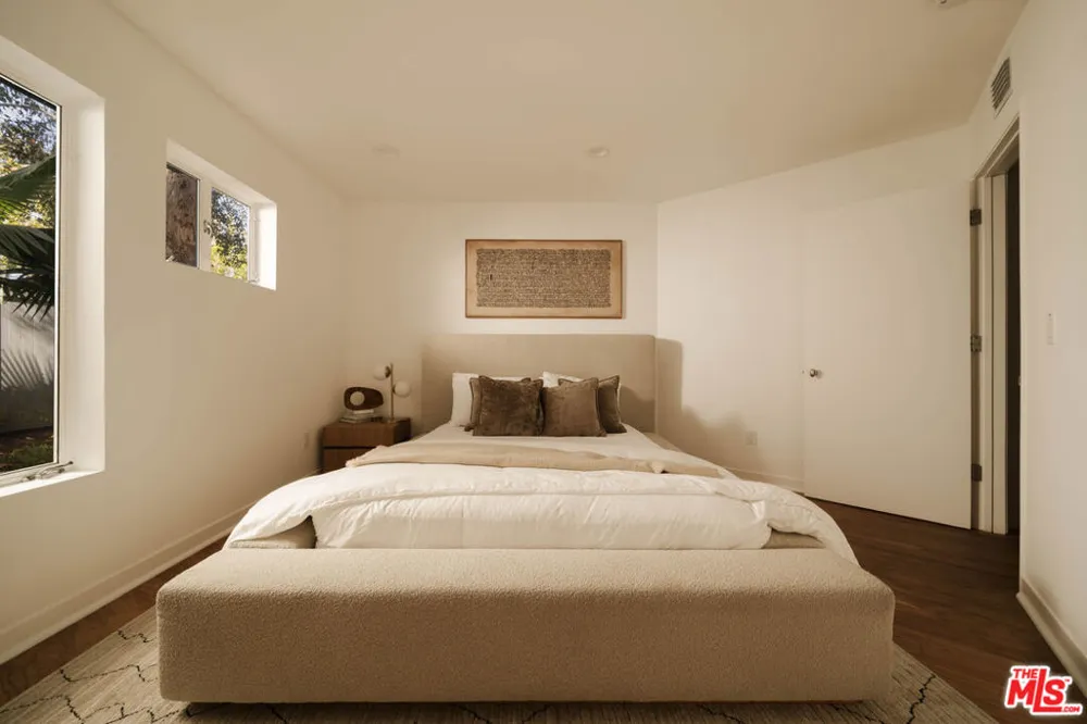 2027 Oakwood Avenue Los Angeles, CA 90291